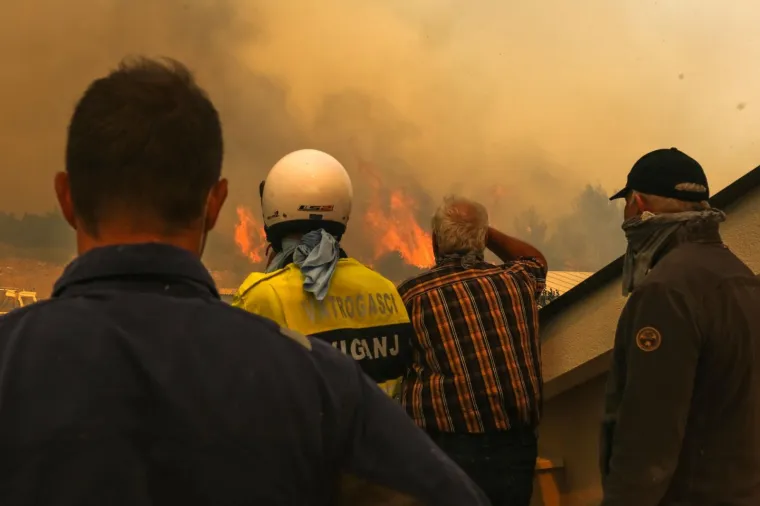 ALARMANTNO STANJE NA PELJEŠCU: Požar progutao i neke kuće