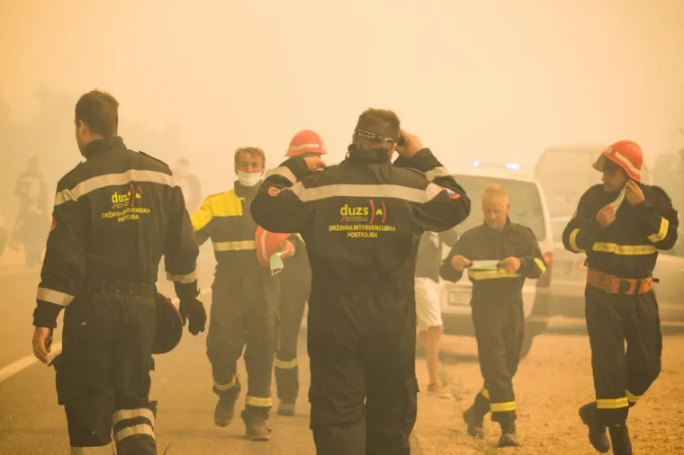ALARMANTNO STANJE NA PELJEŠCU: Požar progutao i neke kuće
