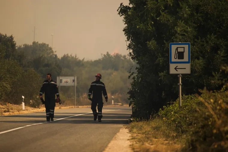 ALARMANTNO STANJE NA PELJEŠCU: Požar progutao i neke kuće