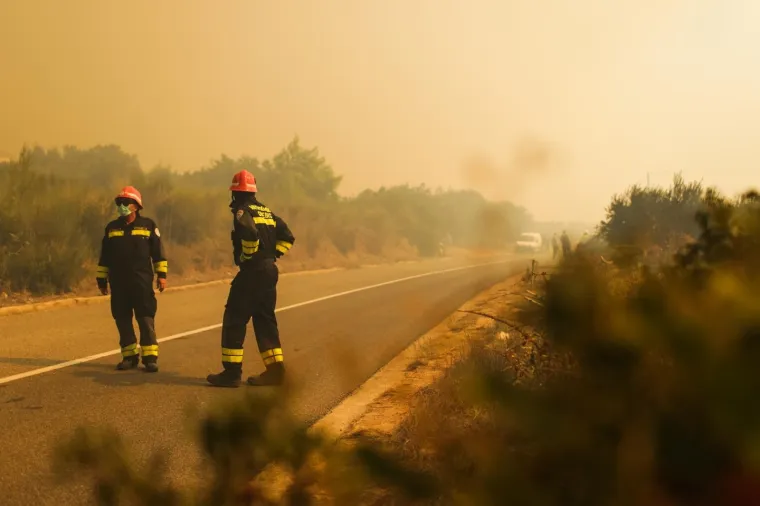 ALARMANTNO STANJE NA PELJEŠCU: Požar progutao i neke kuće
