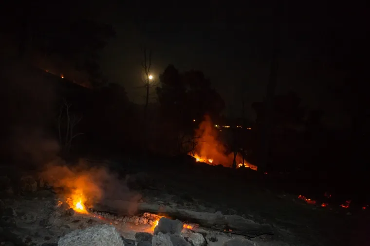 Vatrena fronta na Pelje&scaron;cu kod zaseoka Kajanovići-Glabalovo, te kod naselja Mokalo tijekom noći je zaustavljena. Vatrogasni zapovjednik Dubrovačko-neretvanske županija Stjepo Simović istaknuo je kako je situacija bolja, no kako vatrogasci naravno i dalje ostaju na terenu. "Moramo dobro paziti, mjestimično ima manjeg plamena koji vjetar lako raplamsa. Požar je daleko od uga&scaron;enog za sada", rekao je Simović.
