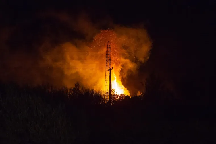 Vatrena fronta na Pelje&scaron;cu kod zaseoka Kajanovići-Glabalovo, te kod naselja Mokalo tijekom noći je zaustavljena. Vatrogasni zapovjednik Dubrovačko-neretvanske županija Stjepo Simović istaknuo je kako je situacija bolja, no kako vatrogasci naravno i dalje ostaju na terenu. "Moramo dobro paziti, mjestimično ima manjeg plamena koji vjetar lako raplamsa. Požar je daleko od uga&scaron;enog za sada", rekao je Simović.