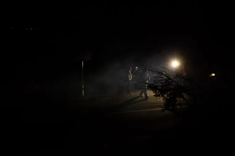 Vatrena fronta na Pelje&scaron;cu kod zaseoka Kajanovići-Glabalovo, te kod naselja Mokalo tijekom noći je zaustavljena. Vatrogasni zapovjednik Dubrovačko-neretvanske županija Stjepo Simović istaknuo je kako je situacija bolja, no kako vatrogasci naravno i dalje ostaju na terenu. "Moramo dobro paziti, mjestimično ima manjeg plamena koji vjetar lako raplamsa. Požar je daleko od uga&scaron;enog za sada", rekao je Simović.