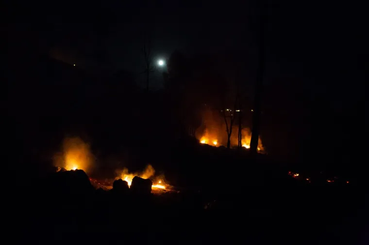 Vatrena fronta na Pelje&scaron;cu kod zaseoka Kajanovići-Glabalovo, te kod naselja Mokalo tijekom noći je zaustavljena. Vatrogasni zapovjednik Dubrovačko-neretvanske županija Stjepo Simović istaknuo je kako je situacija bolja, no kako vatrogasci naravno i dalje ostaju na terenu. "Moramo dobro paziti, mjestimično ima manjeg plamena koji vjetar lako raplamsa. Požar je daleko od uga&scaron;enog za sada", rekao je Simović.