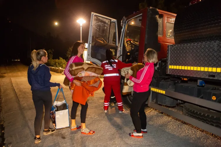 Vatrena fronta na Pelje&scaron;cu kod zaseoka Kajanovići-Glabalovo, te kod naselja Mokalo tijekom noći je zaustavljena. Vatrogasni zapovjednik Dubrovačko-neretvanske županija Stjepo Simović istaknuo je kako je situacija bolja, no kako vatrogasci naravno i dalje ostaju na terenu. "Moramo dobro paziti, mjestimično ima manjeg plamena koji vjetar lako raplamsa. Požar je daleko od uga&scaron;enog za sada", rekao je Simović.