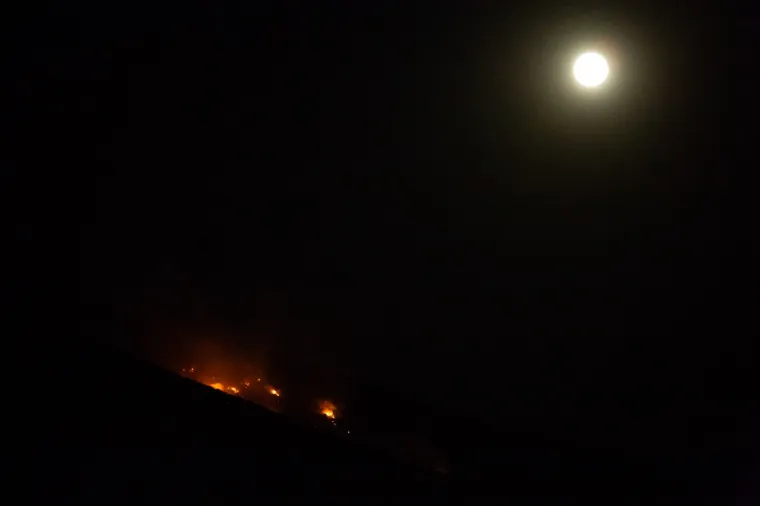 Vatrena fronta na Pelje&scaron;cu kod zaseoka Kajanovići-Glabalovo, te kod naselja Mokalo tijekom noći je zaustavljena. Vatrogasni zapovjednik Dubrovačko-neretvanske županija Stjepo Simović istaknuo je kako je situacija bolja, no kako vatrogasci naravno i dalje ostaju na terenu. "Moramo dobro paziti, mjestimično ima manjeg plamena koji vjetar lako raplamsa. Požar je daleko od uga&scaron;enog za sada", rekao je Simović.