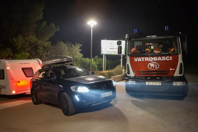 Vatrena fronta na Pelje&scaron;cu kod zaseoka Kajanovići-Glabalovo, te kod naselja Mokalo tijekom noći je zaustavljena. Vatrogasni zapovjednik Dubrovačko-neretvanske županija Stjepo Simović istaknuo je kako je situacija bolja, no kako vatrogasci naravno i dalje ostaju na terenu. "Moramo dobro paziti, mjestimično ima manjeg plamena koji vjetar lako raplamsa. Požar je daleko od uga&scaron;enog za sada", rekao je Simović.