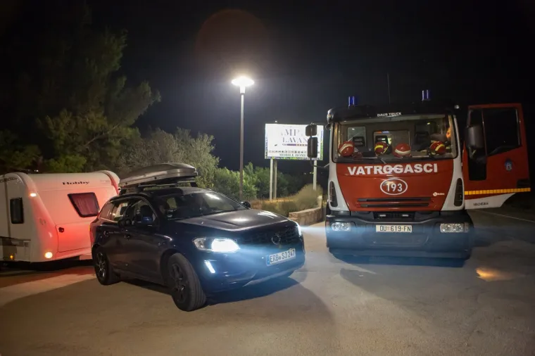 Vatrena fronta na Pelje&scaron;cu kod zaseoka Kajanovići-Glabalovo, te kod naselja Mokalo tijekom noći je zaustavljena. Vatrogasni zapovjednik Dubrovačko-neretvanske županija Stjepo Simović istaknuo je kako je situacija bolja, no kako vatrogasci naravno i dalje ostaju na terenu. "Moramo dobro paziti, mjestimično ima manjeg plamena koji vjetar lako raplamsa. Požar je daleko od uga&scaron;enog za sada", rekao je Simović.