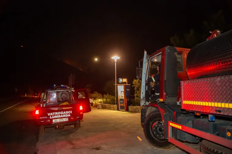Vatrena fronta na Pelje&scaron;cu kod zaseoka Kajanovići-Glabalovo, te kod naselja Mokalo tijekom noći je zaustavljena. Vatrogasni zapovjednik Dubrovačko-neretvanske županija Stjepo Simović istaknuo je kako je situacija bolja, no kako vatrogasci naravno i dalje ostaju na terenu. "Moramo dobro paziti, mjestimično ima manjeg plamena koji vjetar lako raplamsa. Požar je daleko od uga&scaron;enog za sada", rekao je Simović.