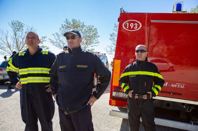 Tužni prizori: Veliki požar na Pelje&scaron;cu poharao sve pred sobom
