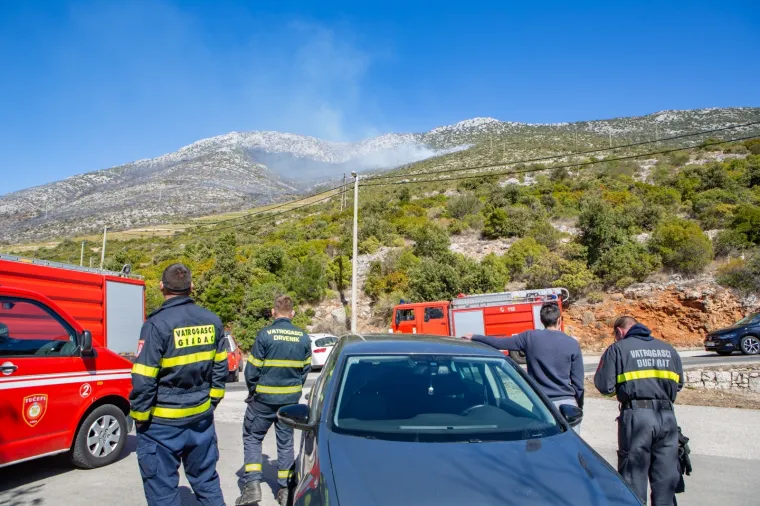 Tužni prizori: Veliki požar na Pelje&scaron;cu poharao sve pred sobom