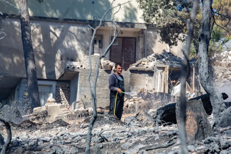 Tužni prizori: Veliki požar na Pelje&scaron;cu poharao sve pred sobom