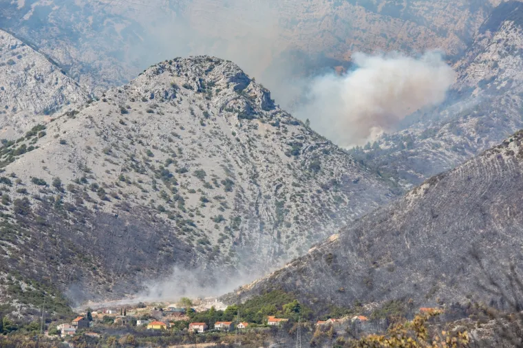 Tužni prizori: Veliki požar na Pelje&scaron;cu poharao sve pred sobom