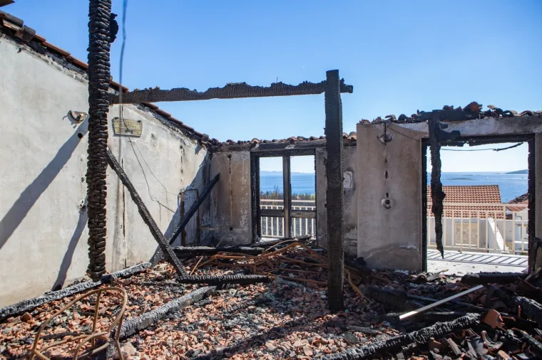 Tužni prizori: Veliki požar na Pelje&scaron;cu poharao sve pred sobom