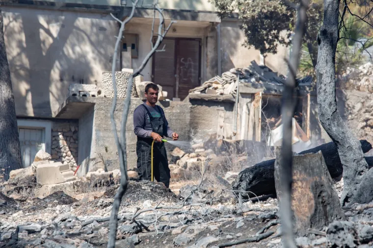 Tužni prizori: Veliki požar na Pelje&scaron;cu poharao sve pred sobom