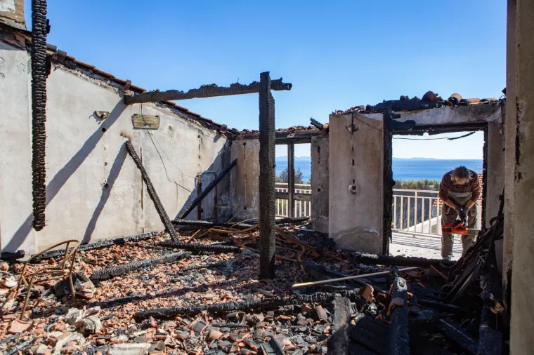 Tužni prizori: Veliki požar na Pelje&scaron;cu poharao sve pred sobom