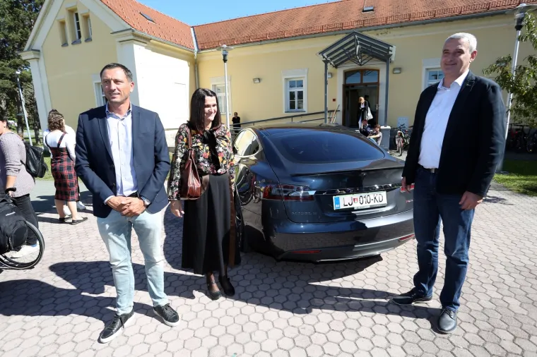 Učenicima Gimnazije Karlovac predstavljen Tesla model S