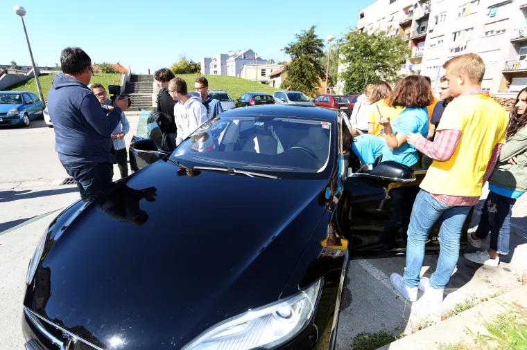 Učenicima Gimnazije Karlovac predstavljen Tesla model S
