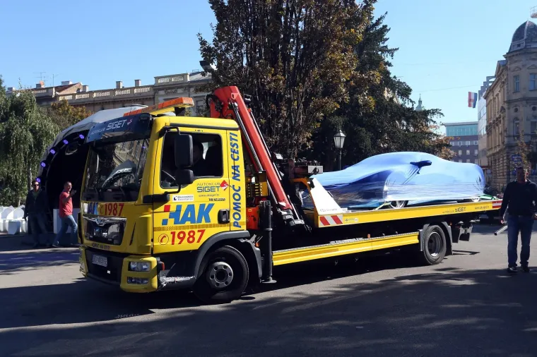 U centru Zagreba građanima predstavljen super automobil Rimac C-Two