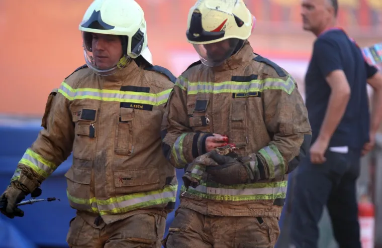 Te&scaron;ku ozljedu zaradio je jedan vatrogasac tijekom utakmice Hajduka i Dinama u subotu na Poljudu. Kako se čini, nesretni je vatrogasac s tartan staze poljudskog stadiona htio ukloniti pirotehničko sredstvo koje je upravo u tom trenutku eksplodiralo i otkinulo mu dio prsta.