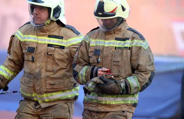 POTRESNE SCENE U SPLITU: Vatrogascu eksplozija topovskog udara otkinula komad prsta!