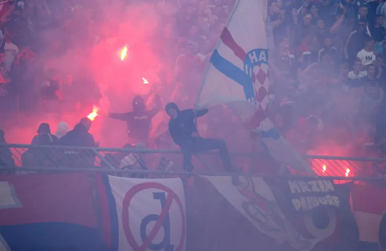 POTRESNE SCENE U SPLITU: Vatrogascu eksplozija topovskog udara otkinula komad prsta!