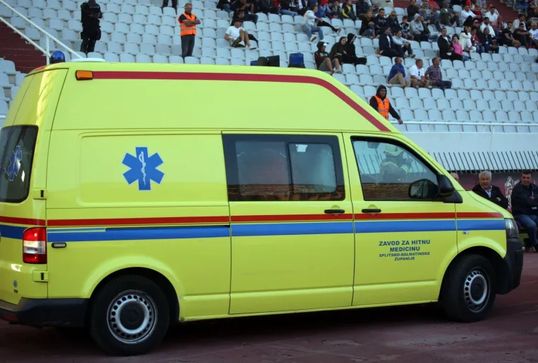 POTRESNE SCENE U SPLITU: Vatrogascu eksplozija topovskog udara otkinula komad prsta!