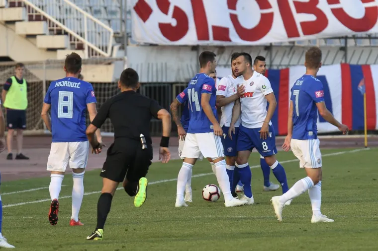OSJETITE DA&Scaron;AK ATMOSFERE NAJVEĆEG DERBIJA HRVATSKOG SPORTA: Napeto je i na terenu i na tribinama