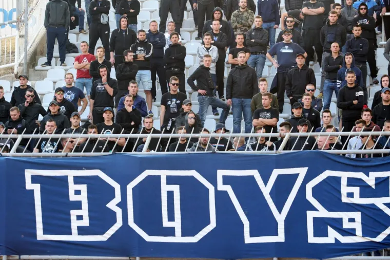 Navijači Hajduka i Dinama u dva su navrata bakljadama prekinuli najveći hrvatski derbi.