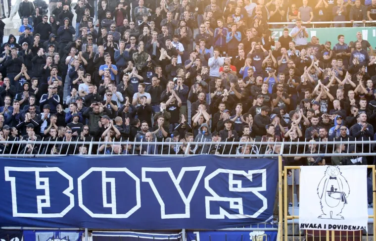 VATRENO JE BILO I NA POLJUDSKIM TRIBINAMA: Navijači u dva navrata bakljadama prekinuli najveći hrvatski derbi