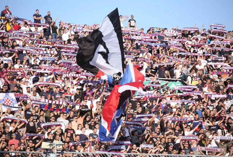 VATRENO JE BILO I NA POLJUDSKIM TRIBINAMA: Navijači u dva navrata bakljadama prekinuli najveći hrvatski derbi