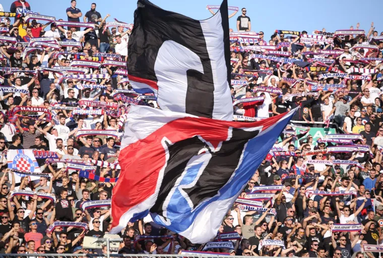 VATRENO JE BILO I NA POLJUDSKIM TRIBINAMA: Navijači u dva navrata bakljadama prekinuli najveći hrvatski derbi