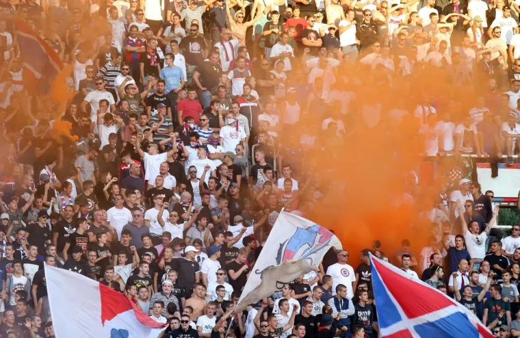 VATRENO JE BILO I NA POLJUDSKIM TRIBINAMA: Navijači u dva navrata bakljadama prekinuli najveći hrvatski derbi