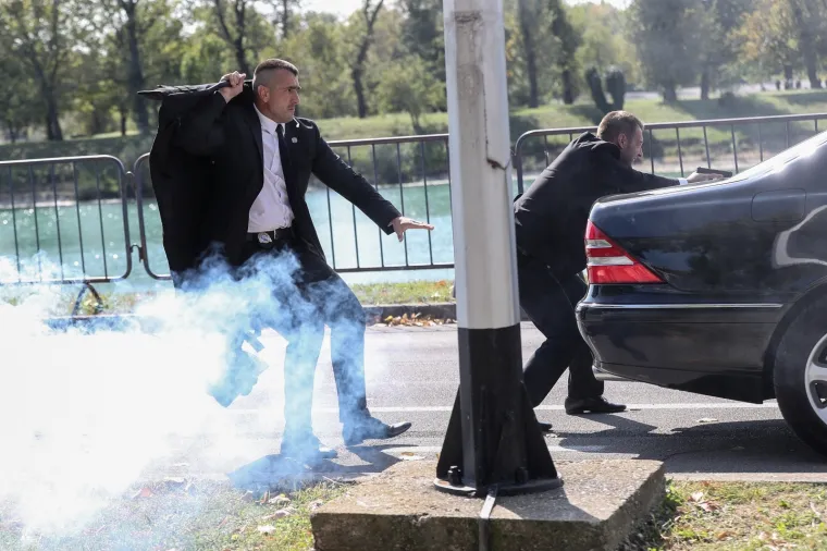 NA JARUNU 'NAPADNUTA' ŠTIĆENA KOLONA: Bačena je dimna bomba, policajci su isukali pištolje... Srećom, bila je to samo pokazna vježba