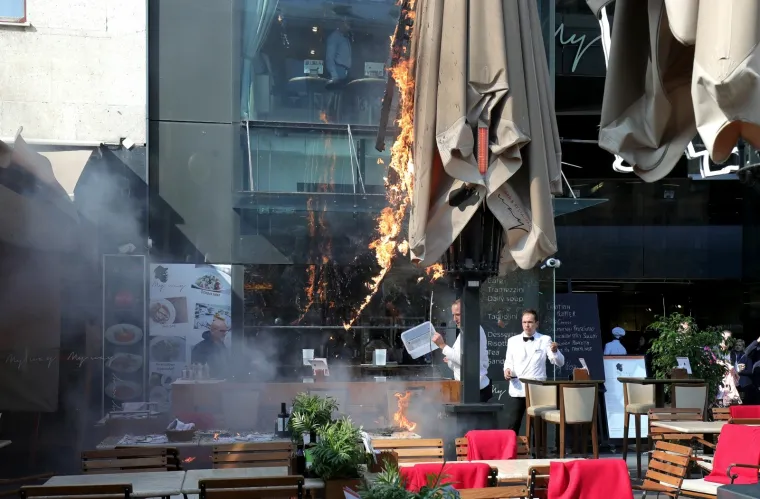 Vatra koja je iznenada zahvatila veliki suncobran, brzom intervencijom konobara i ostalih djelatnika lokala Bar&amp;amp Bistrot brzo je uga&scaron;ena.