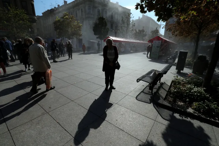 VATRA U CENTRU ZAGREBA: Zapalio se suncobran, prolaznici &scaron;okirano gledali djelatnike kako se bore s plamenom