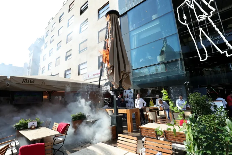 VATRA U CENTRU ZAGREBA: Zapalio se suncobran, prolaznici &scaron;okirano gledali djelatnike kako se bore s plamenom