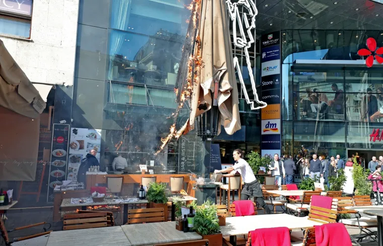 VATRA U CENTRU ZAGREBA: Zapalio se suncobran, prolaznici &scaron;okirano gledali djelatnike kako se bore s plamenom