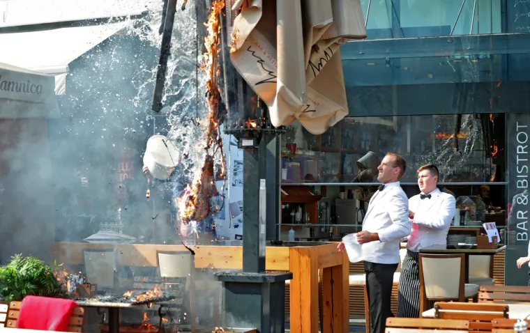 VATRA U CENTRU ZAGREBA: Zapalio se suncobran, prolaznici &scaron;okirano gledali djelatnike kako se bore s plamenom