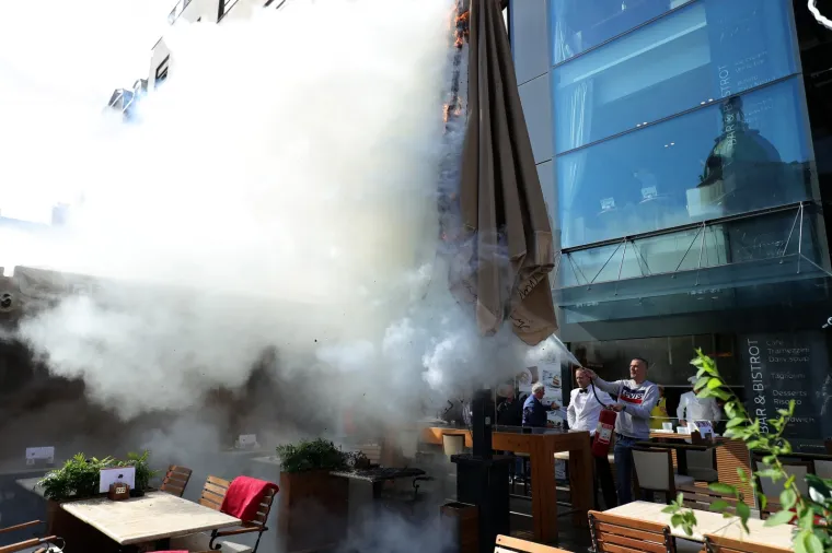 VATRA U CENTRU ZAGREBA: Zapalio se suncobran, prolaznici &scaron;okirano gledali djelatnike kako se bore s plamenom