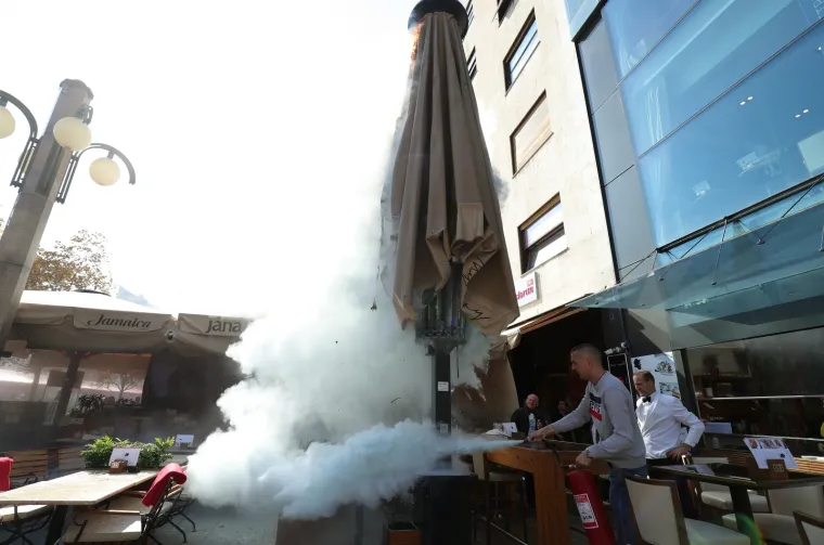 VATRA U CENTRU ZAGREBA: Zapalio se suncobran, prolaznici &scaron;okirano gledali djelatnike kako se bore s plamenom