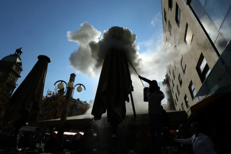 VATRA U CENTRU ZAGREBA: Zapalio se suncobran, prolaznici &scaron;okirano gledali djelatnike kako se bore s plamenom