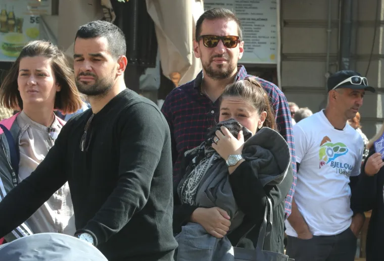 VATRA U CENTRU ZAGREBA: Zapalio se suncobran, prolaznici &scaron;okirano gledali djelatnike kako se bore s plamenom