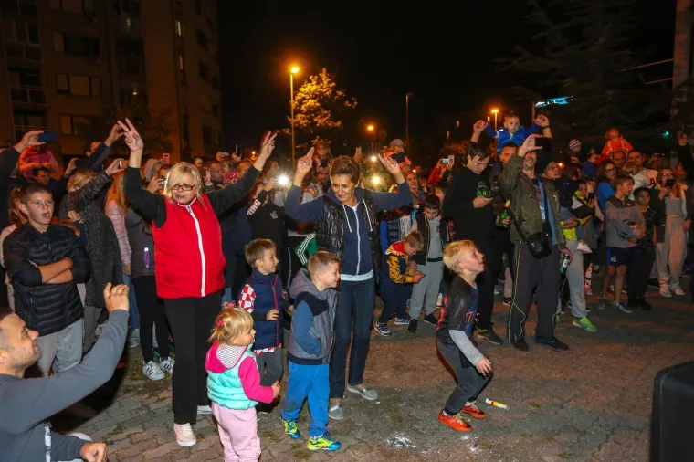 'Na ovoj cesti': Građani Ferenčice posebno izrađenim banerom zahvalili Vatrenima