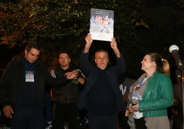 'Na ovoj cesti': Građani Ferenčice posebno izrađenim banerom zahvalili Vatrenima