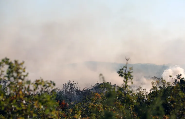 Borba u &Scaron;ibeniku: Vatrogasci gase požar koji je izbio na nepristupačnom terenu na Benkovačkoj cesti