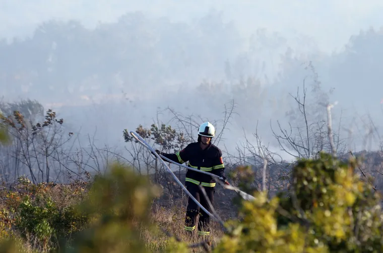 Borba u &Scaron;ibeniku: Vatrogasci gase požar koji je izbio na nepristupačnom terenu na Benkovačkoj cesti