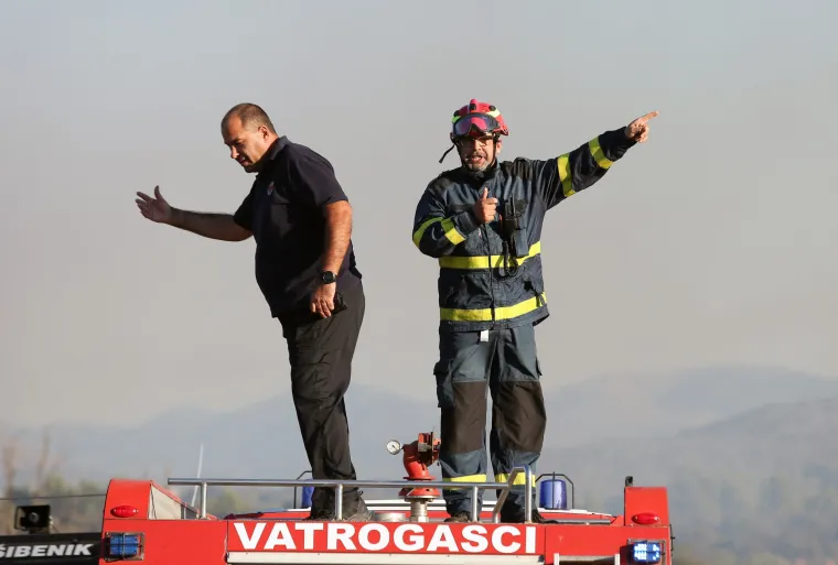 Borba u &Scaron;ibeniku: Vatrogasci gase požar koji je izbio na nepristupačnom terenu na Benkovačkoj cesti