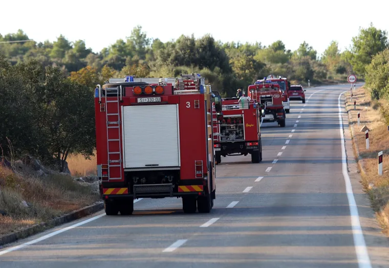 Borba u &Scaron;ibeniku: Vatrogasci gase požar koji je izbio na nepristupačnom terenu na Benkovačkoj cesti
