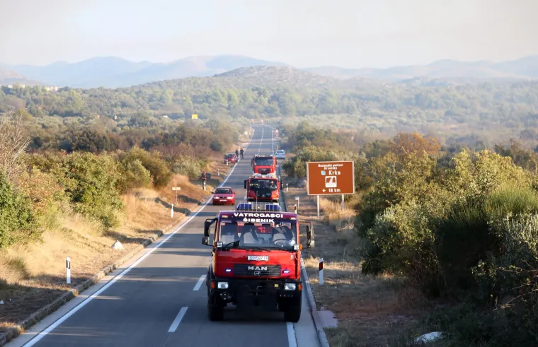 Borba u &Scaron;ibeniku: Vatrogasci gase požar koji je izbio na nepristupačnom terenu na Benkovačkoj cesti